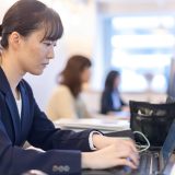 【職員インタビュー】#06 やりがいと成長を追い続ける！事務職からコンサルへ転身した原田良香の物語のアイキャッチ画像