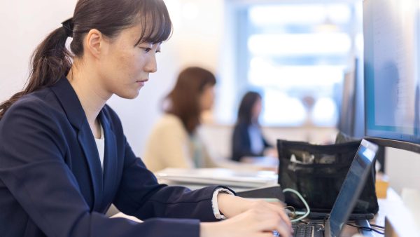 【職員インタビュー】#06 やりがいと成長を追い続ける！事務職からコンサルへ転身した原田良香の物語