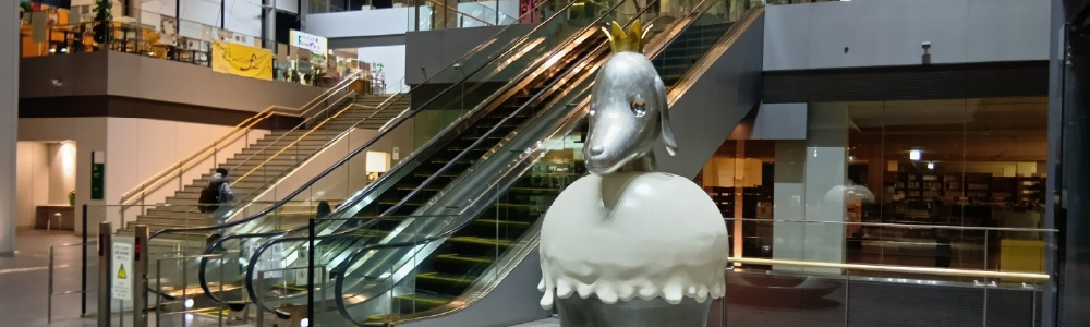 いわて県民情報交流センターアイーナ（キクシオアリーナ）１階　印象的な犬のオブジェ