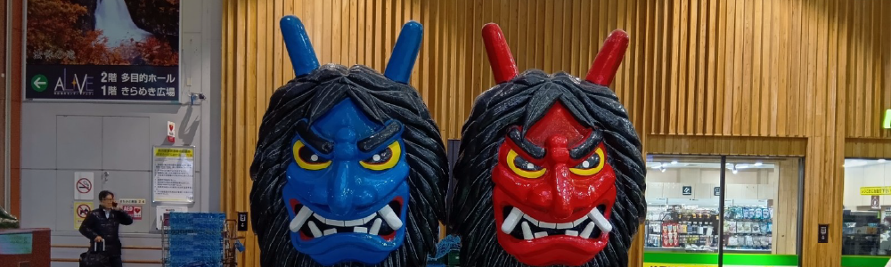 JR秋田駅改札口で人々をお出迎えするなまはげのオブジェ