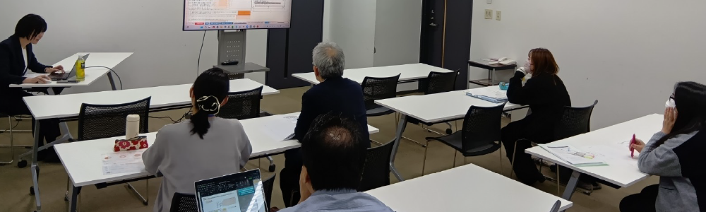 書類作成のポイントを解説する様子