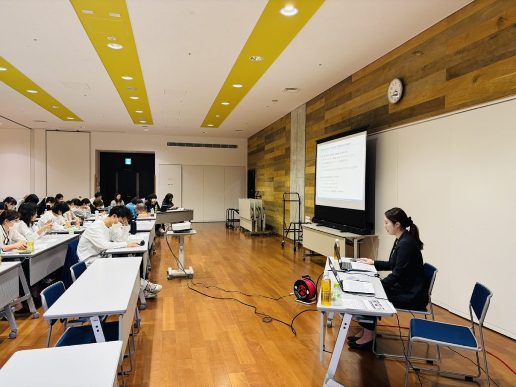 処遇改善等加算の実績報告書作成に関する研修会　研修中の様子についての説明画像